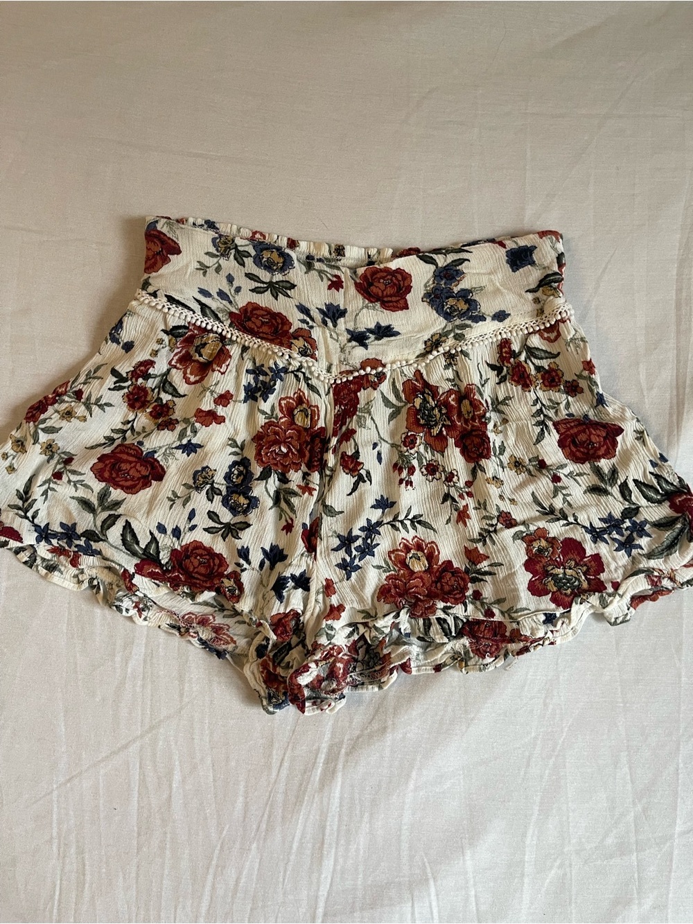 American Eagle Outfitters Cream Floral Ruffle Shorts with Red and Blue Flowers